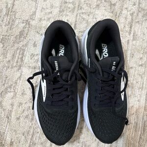 Brooks GT24 adrenaline Womens sz 6.5 Running Shoes in Black and White worn once